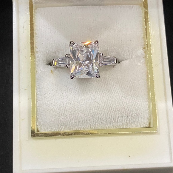 New, Costume Jewelry, silvery Ring, size 7 - Picture 1 of 4